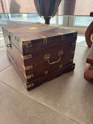Joyero baúl de madera con detalles dorados