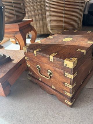 Joyero baúl de madera con detalles dorados