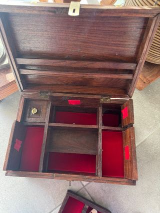 Joyero baúl de madera con detalles dorados