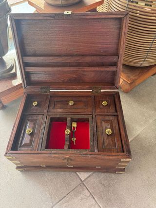 Joyero baúl de madera con detalles dorados