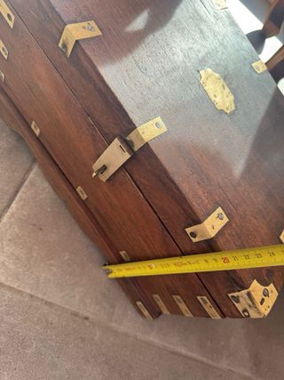 Joyero baúl de madera con detalles dorados