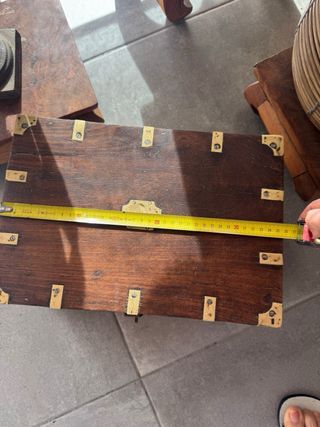 Joyero baúl de madera con detalles dorados