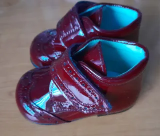 Solidario:Zapatos charol talla 18 Chupetin nuevos