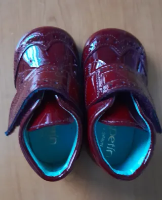 Solidario:Zapatos charol talla 18 Chupetin nuevos