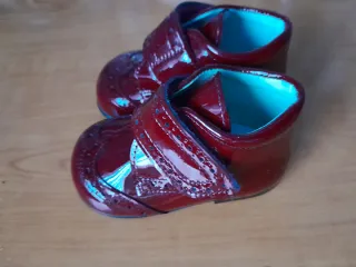 Solidario:Zapatos charol talla 18 Chupetin nuevos