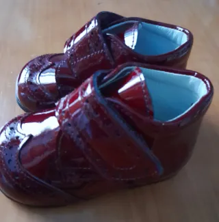 Solidario:Zapatos charol talla 18 Chupetin nuevos