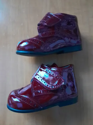 Solidario:Zapatos charol talla 18 Chupetin nuevos