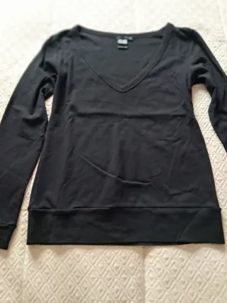 Camiseta negra cuello pico