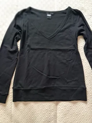 Camiseta negra cuello pico