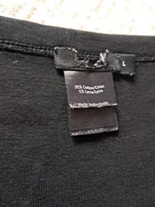 Camiseta negra cuello pico