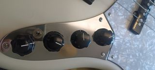 Bajo Jazz Bass Player II Modificado Activo