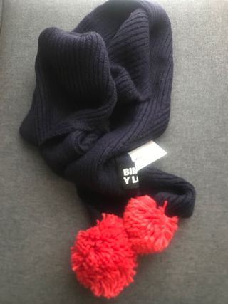 Bufanda Bimba y Lola azul con pompones rojo