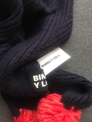 Bufanda Bimba y Lola azul con pompones rojo
