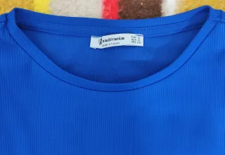 Camiseta azul manga larga con hombreras