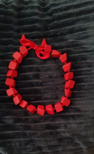 Collar rojo con cuentas y lazo