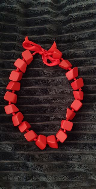 Collar rojo con cuentas y lazo