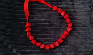 Collar rojo con cuentas y lazo
