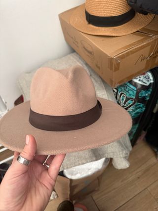 Gorra de invierno beige y marrón