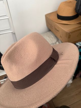 Gorra de invierno beige y marrón