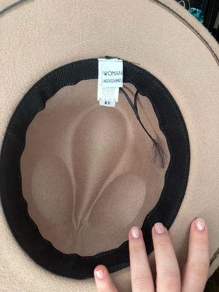 Gorra de invierno beige y marrón