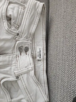 Conjunto Hollister niña gris y pantalon blanco