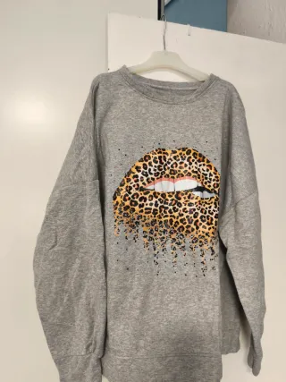 Sudadera gris con estampado de labios