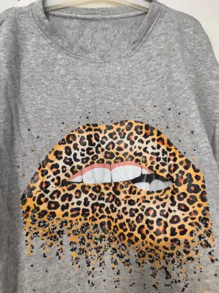 Sudadera gris con estampado de labios