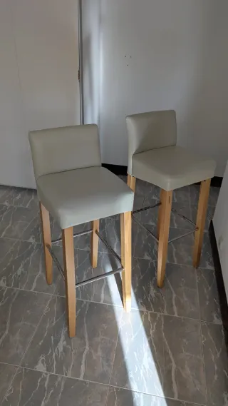 Taburetes altos beige y madera