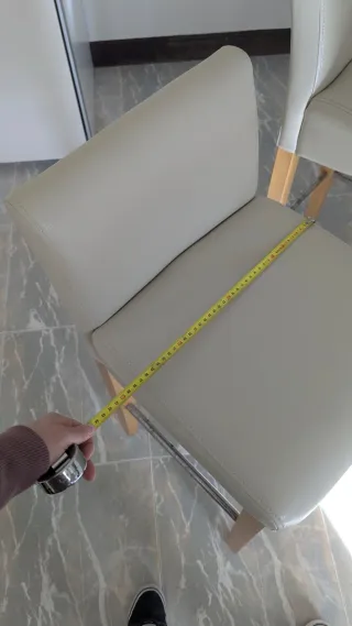 Taburetes altos beige y madera