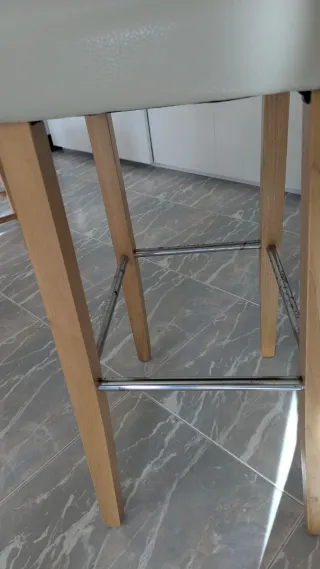 Taburetes altos beige y madera