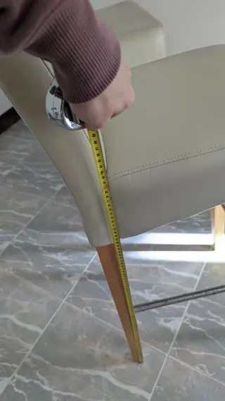 Taburetes altos beige y madera