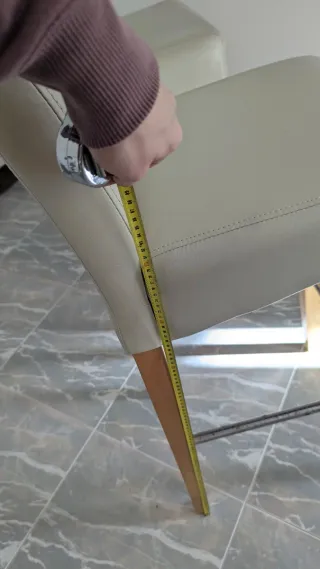 Taburetes altos beige y madera