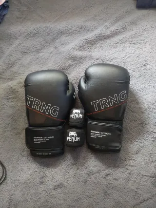 Guantes Boxeo TRNG Decathlon 12 oz + Vendas Venum