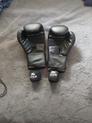 Guantes Boxeo TRNG Decathlon 12 oz + Vendas Venum