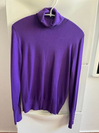 Suéter Morado Cuello Alto