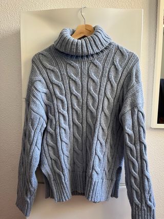 Jersey azul cuello alto trenzado