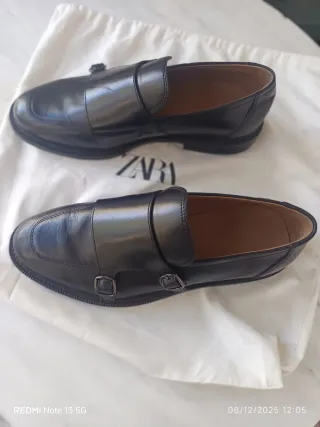 Zapatos de vestir Zara negros doble hebilla.