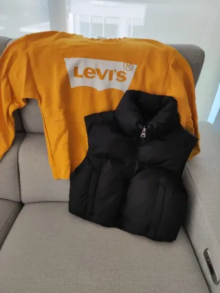 Conjunto Levi's Sudadera  y Chaleco Negro Bershka.