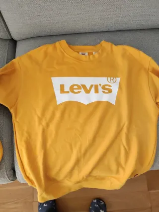 Conjunto Levi's Sudadera  y Chaleco Negro Bershka.