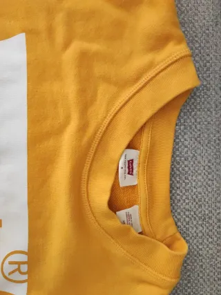 Conjunto Levi's Sudadera  y Chaleco Negro Bershka.