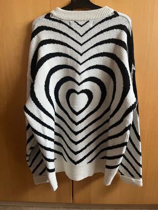 Jersey Bershka oversize corazón blanco y negro