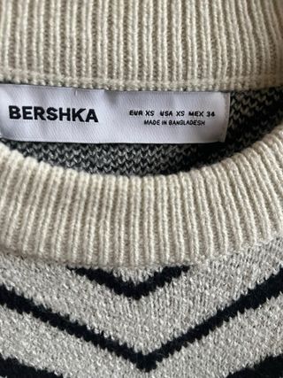 Jersey Bershka oversize corazón blanco y negro