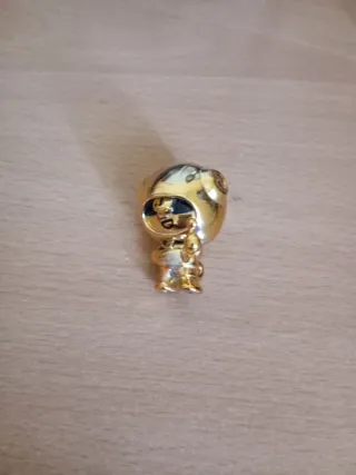 Muñeco dorado figura coleccionable