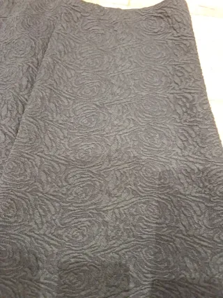 Falda negra C&A con estampado floral. Tallaje gr