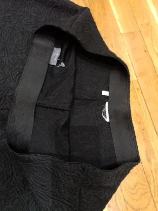 Falda negra C&A con estampado floral. Tallaje gr