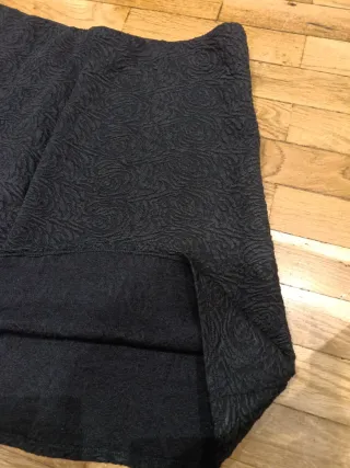 Falda negra C&A con estampado floral. Tallaje gr