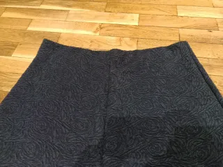 Falda negra C&A con estampado floral. Tallaje gr