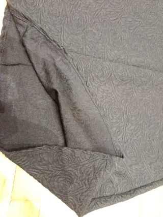 Falda negra C&A con estampado floral. Tallaje gr