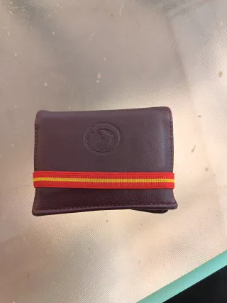 Cartera de cuero morado con banda