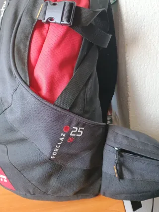 Mochila Quechua Negra y Roja